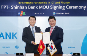 4일 서울 중구 세종대로 소재 신한은행 본점에서 열린 업무협약식에서 위성호 신한은행 은행장(왼쪽)과 쯔엉 쟈 빈 베트남 FPT그룹 회장이 기념촬영을 하고 있다. 신한은행 제공.